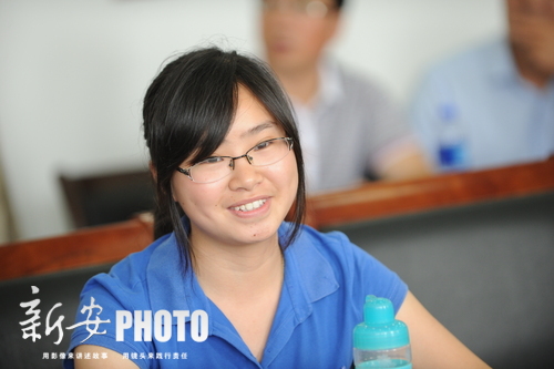 安徽高考分数线公布 文理科最高分学生接受记