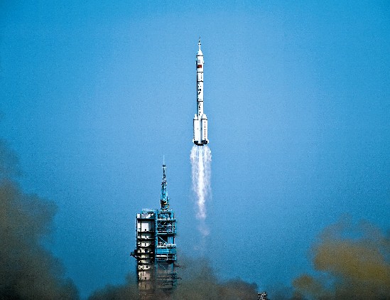 神舟九号成功发射 中国航天员首次入住天宫