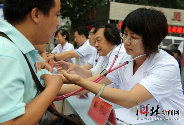 河北省医师协会心血管内科医师分会举办义诊(