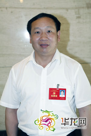 郑小波代表,49岁,来自黔江民族中学,党龄25年.