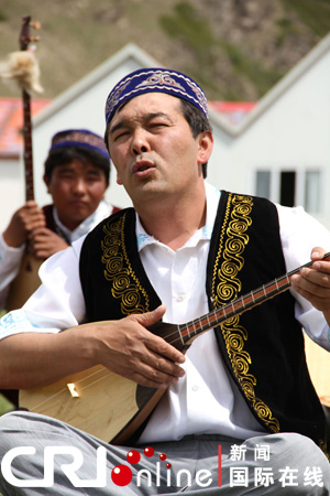 知新疆2012·多彩文化:感受哈萨克阿肯弹唱的