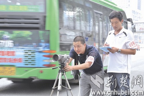 图为:自己上路测速纠违章,司机们能更深刻地体验到超速的危害