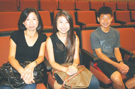 杨兰（中）和母亲（左）、弟弟在一起。 （美国《侨报》 高睿摄）