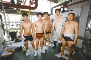 清污工人和记者（右二）上甲板后满身大汗。