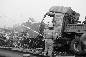 　　3月17日，京台高速徐州段因“团雾”引发车辆连续追尾。新华社 图