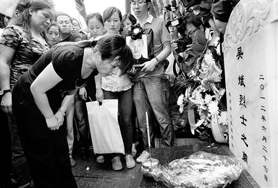 最美司机吴斌的骨灰下葬到了杭州市南山公墓的