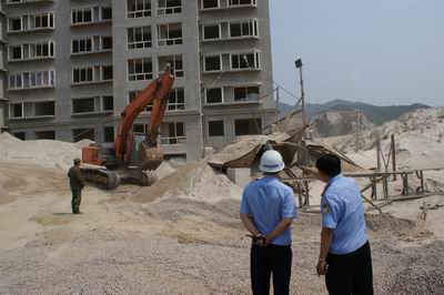 世园会周边遍布非法采砂厂 城管出动强拆(图)