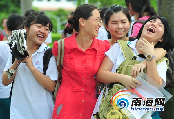 海南华侨中学考点,考前,老师与学生轻松的气氛