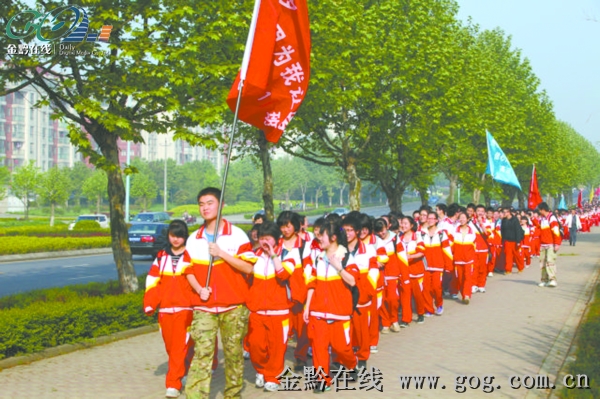 贵阳一中2012高三毅行远足活动--我们走在大路上。