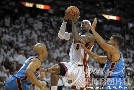 (图)詹姆斯力压杜兰特 热火总分2 1领先_资讯频