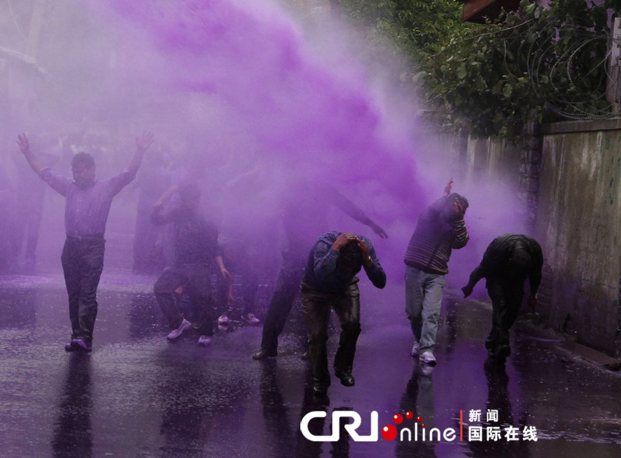 印控克什米尔公务员游行要求延迟退休年龄(高