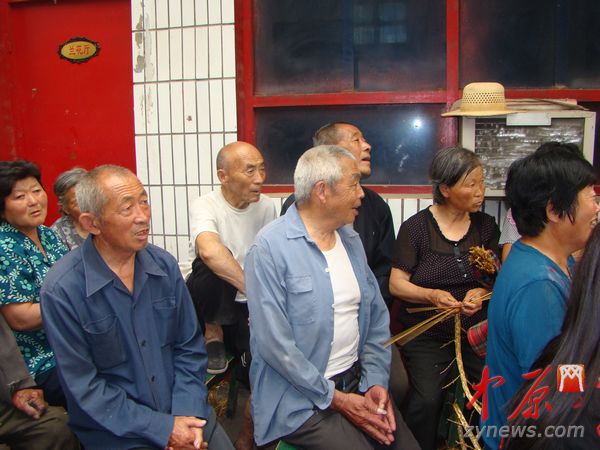 来看戏的是十里八村的群众