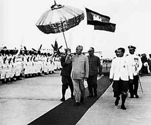 刘少奇主席和陈毅副总理在西哈努克亲王的陪同下检阅柬埔寨仪仗队。（资料图）