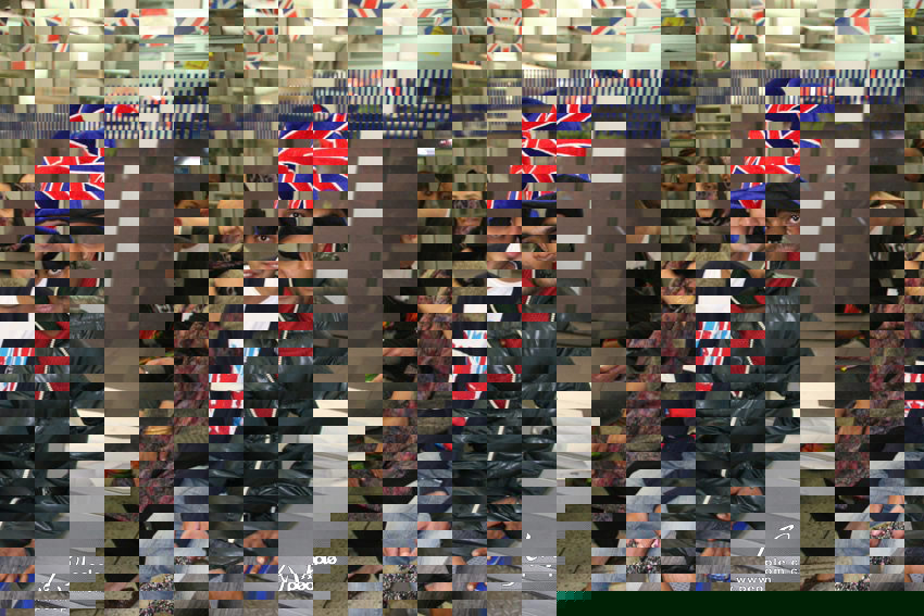 参加巡游活动的民众