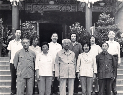 赵健民（前排中）、莫文祥（前排右一）、段子俊（前排左一）等领导会见当年部分“三八红旗手”。卜石林　摄