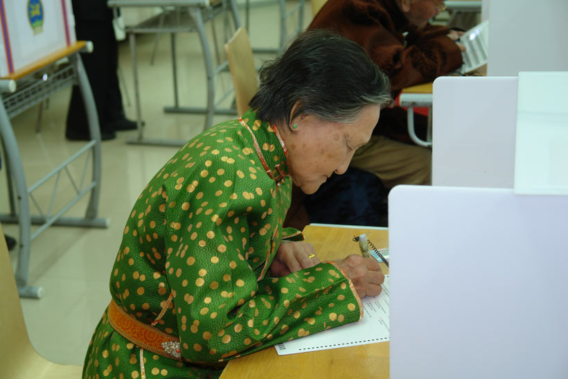 蒙古国选民在认真填写选票。