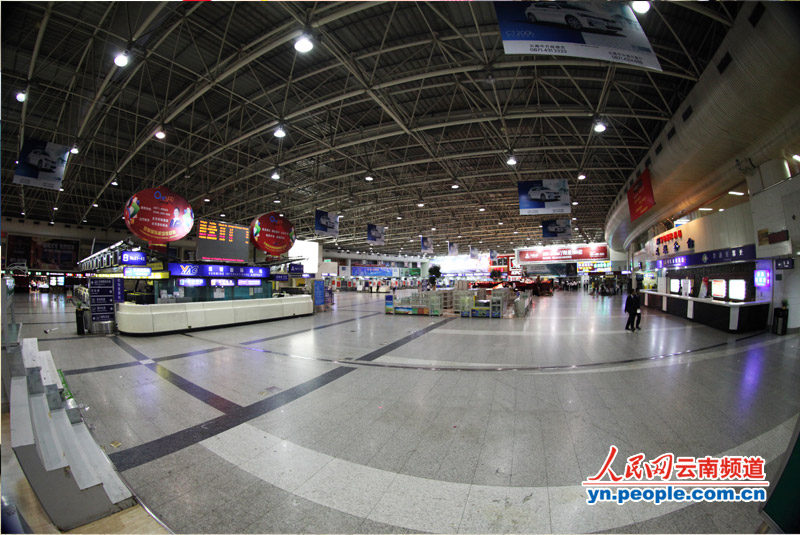 人去楼空的巫家坝机场。摄影：李发兴