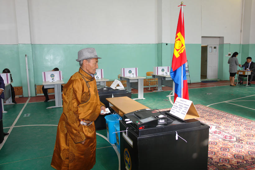 71岁的蒙古国公民普日布扎布在第21选区(包括首都乌兰巴托汗乌拉区、巴嘎诺尔区、巴嘎杭盖区)第26投票站参加投票。