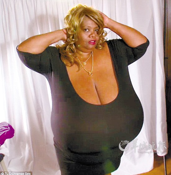 　　“世界头号天然波霸”美国53岁妇女安妮&middot;霍金斯&middot;特纳