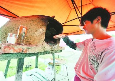 翻贴到手背面,再贴至燃着熊熊炭火的锅灶中