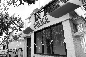 出事的8街18号别墅门窗被贴上封条，门前仍拉着警戒线。信息时报记者 朱元斌 摄