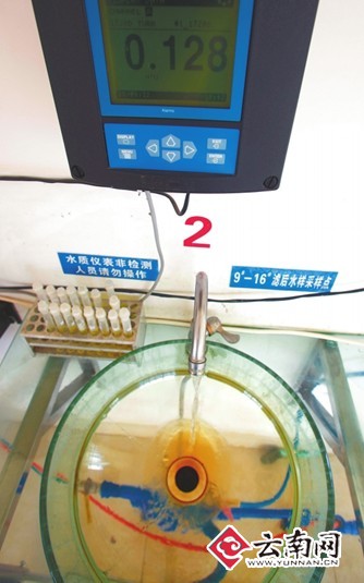 自来水厂时时检测水质&nbsp; 刘筱庆 摄