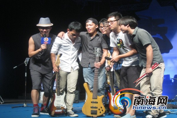 主持人与乐队献唱互动 （ 南海网见习记者 刘莎 摄）