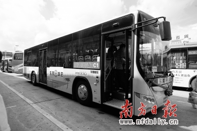 油电混合动力客车开始在c1线路试运行,通过柴油和电能的互相高清图片