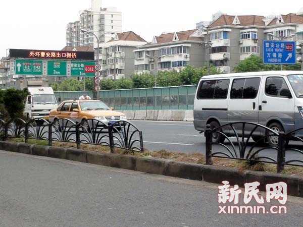 G2高速出入口路人跨栏市民建议提高隔离栏