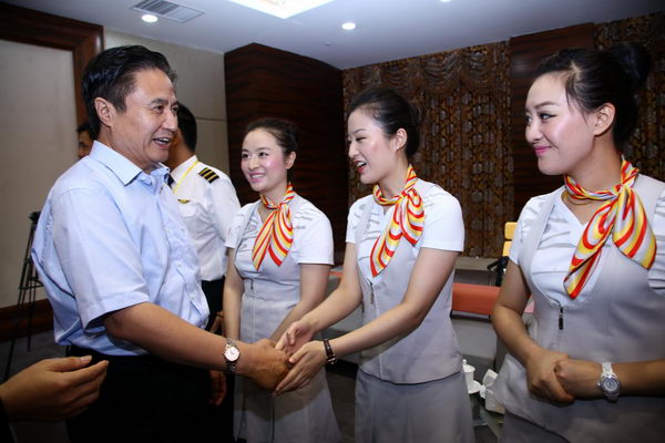 　　海南省委书记、省人大常委会主任罗保铭亲切会见“6&middot;29”反劫机英雄机组(南海网记者张茂摄)