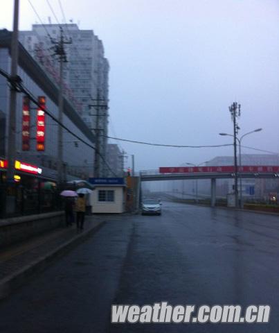 今晨6时左右北京海淀区万泉庄附近细雨蒙蒙，能见度较差。（刘文静摄）