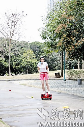 华科毕业生研发代步机器人 走俏海外年收上亿