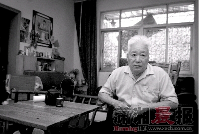 7月30日,76岁的何锡先老人在家中,因肋骨骨折行动不便。图/记者辜鹏博