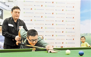 大师辅导新人。