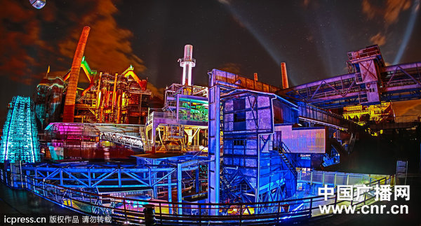 世界文化遗产弗尔克林根钢铁厂亮灯 五光十色绚丽多姿