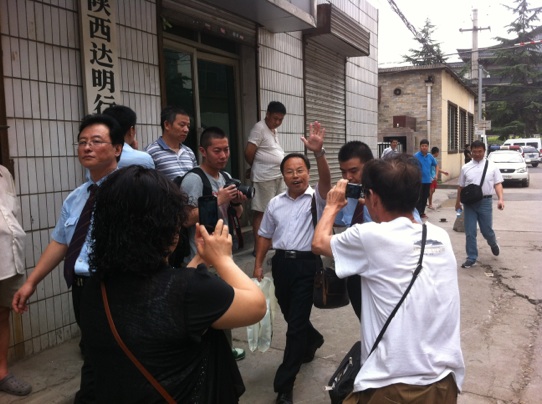 张显走出法庭（摄影：记者王甲铸）