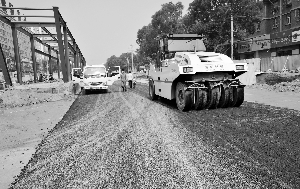 　　快速公交专线还在紧张建设中。 本报记者 陈若梦 摄