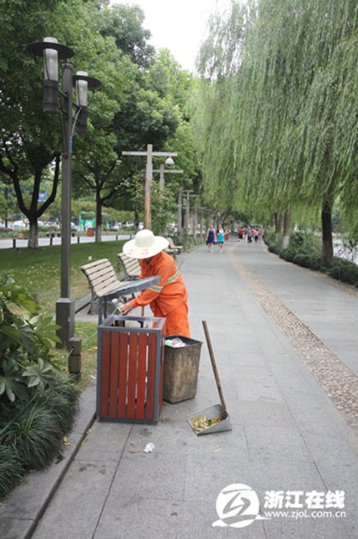 环卫工人高温坚守岗位护清洁 为何同岗却不同