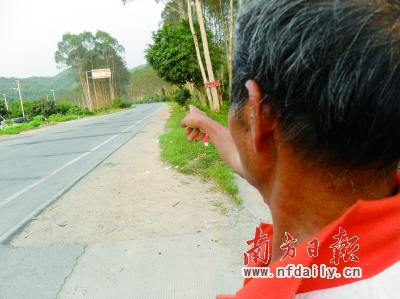 张伯手指位置，近一月内就发生了两起车祸。黄伟 赖英娜 摄