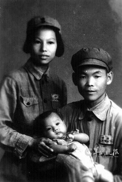 1949年杭州，三口之家