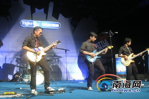 励乐队正在演唱乐队龙虎榜的主题曲《青春没有终点》（ 南海网见习记者 刘莎 摄）