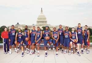 7月13日,美国国家男子篮球队在首都华盛顿国会山前拍摄集体合影照.