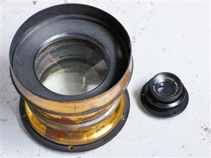 全球产量仅5个的ProtarⅡ铜镜头（左）。