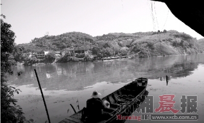 2012年6月29日，便江，水边丹霞。从永兴到郴州市区的这一条水路，也曾是湘粤古道的一部分。