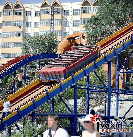 7月9日16时许，乌市水上乐园激流冲浪设施已经停运，水上乐园工作人员正在抢修设备。亚心网记者 赵宇飞 摄