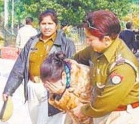 48岁警察追瘫25岁小偷 曝世界各地女警的雷人