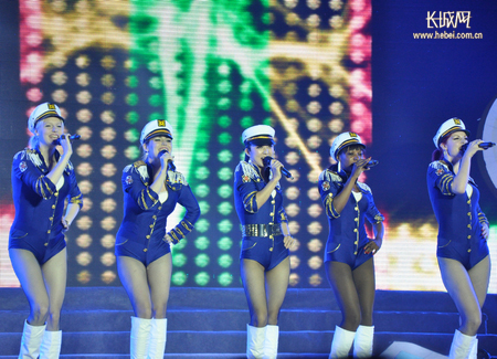 星光大道12年月冠军<em>五洲辣妹</em>激情献唱《<em>走天</em>