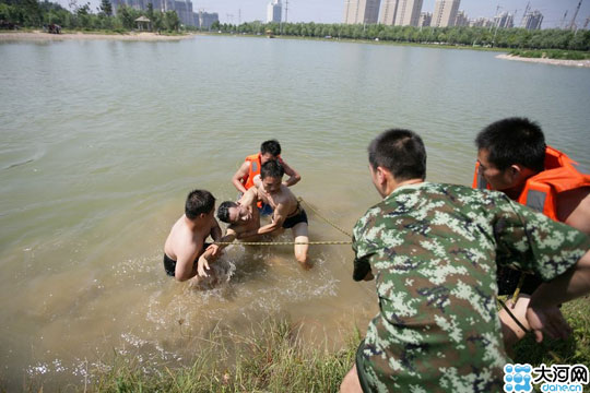 许昌四大学生游泳1人溺水 消防人员紧急救援已