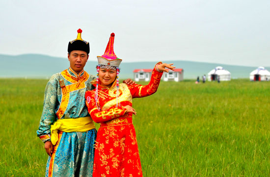 7月19日，两名新人在草原上拍照留念。