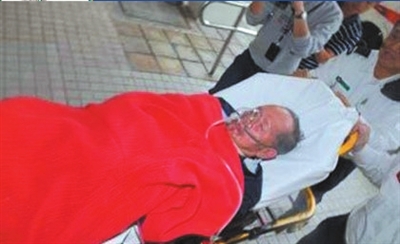 医生害羞拒绝施救老人下身伤重身亡